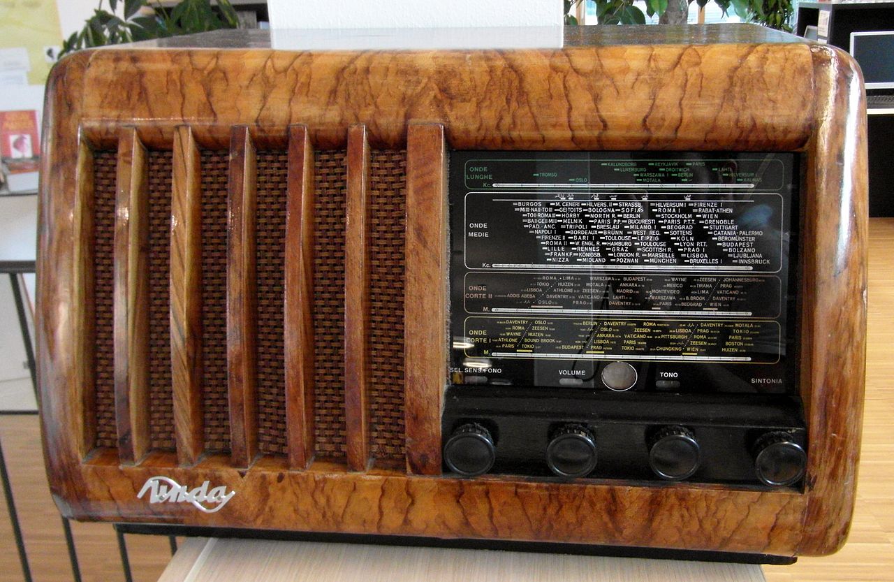 1280px-quadri_unda_radio_545_del_1940_presso_biblioteca_di_dobbiaco