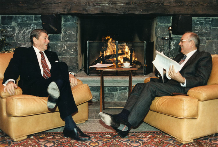 reagan_and_gorbachev_hold_discussions