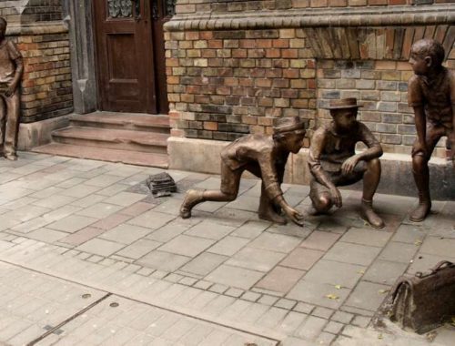 paul_street_boys_sculpture_pb110359