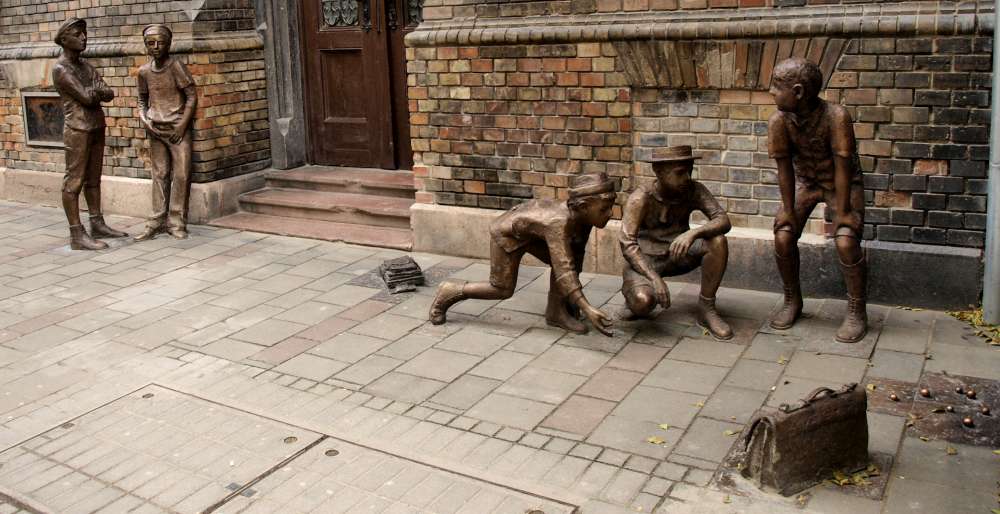 paul_street_boys_sculpture_pb110359