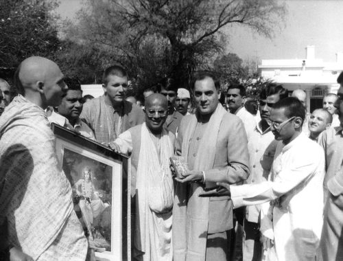 1200px-rajiv_gandhi_meeting_russian_hare_krishna_devotees_in_new_delhi_1989