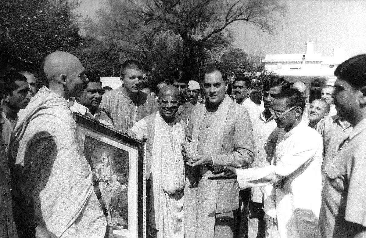 1200px-rajiv_gandhi_meeting_russian_hare_krishna_devotees_in_new_delhi_1989